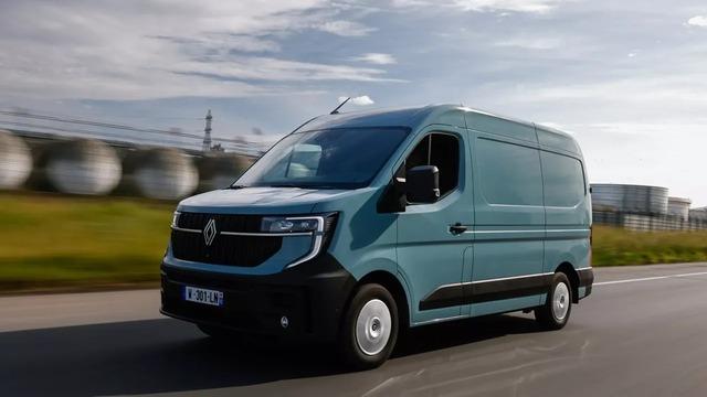 Avrupa'nın Gözdesi Elektrikli Renault Master Yenilendi: Yeni Batarya, Yeni İç Mekân ve Dahası...