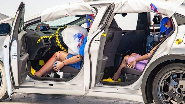 IIHS Güvenlik Testlerinde Zirve Belli Oldu: İşte "En Güvenilir" Seçilen İki Otomobil!
