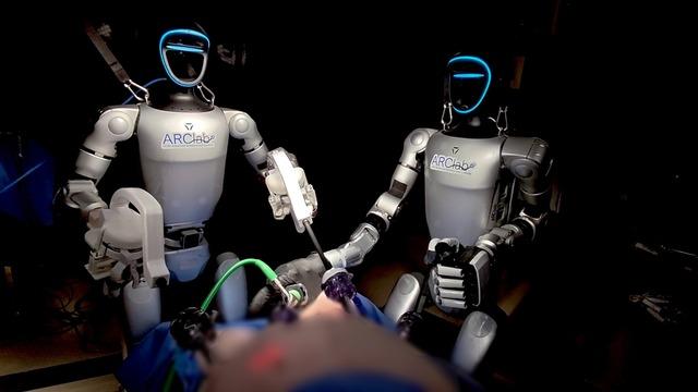Robot Cerrahlar Bir İlke İmza Attı: İnsansı Robotlar, İlk Canlı Hayvan Ameliyatını Başarıyla Tamamladı!