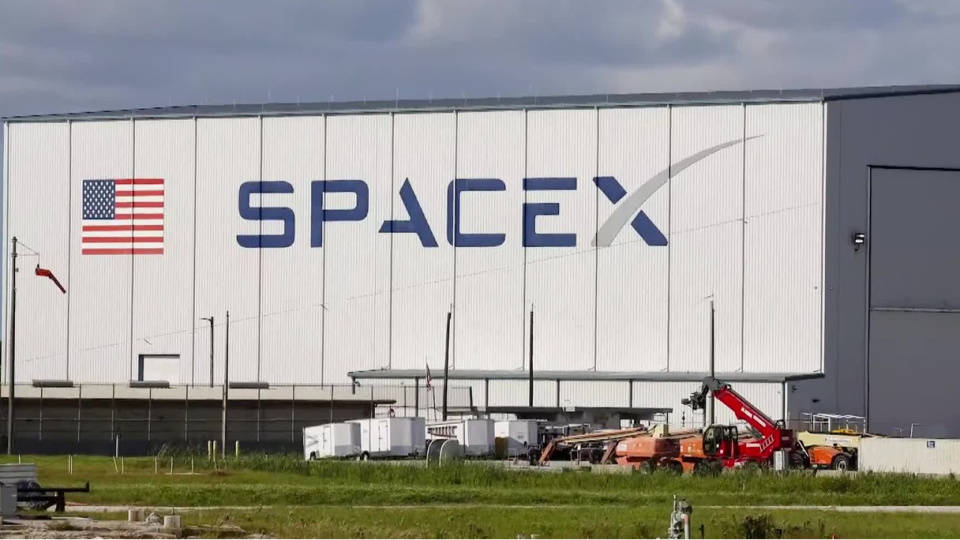 SpaceX, tarihin en büyük halka arzında 75 milyar dolar topladı